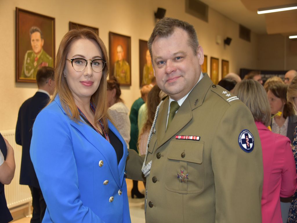 Spotkanie wielkanocne w WIM, dwójka gości wydarzenia na wspólnym zdjęciu.