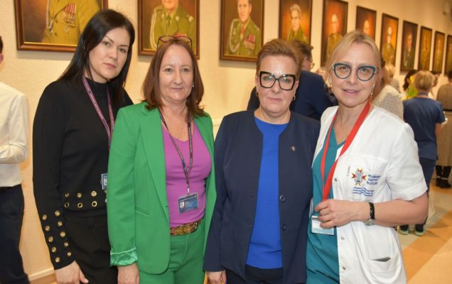 Spotkanie wielkanocne w WIM, czwórka gości wydarzenia na wspólnym zdjęciu.