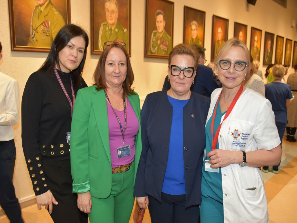 Spotkanie wielkanocne w WIM, czwórka gości wydarzenia na wspólnym zdjęciu.