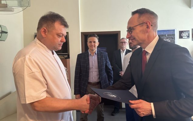 Ppłk. dr n. med. Arkadiusz Zegadło nowy kierownik Zakładu Diagnostyki Laboratoryjnej odbiera gratulacje od Dyrektora WIM