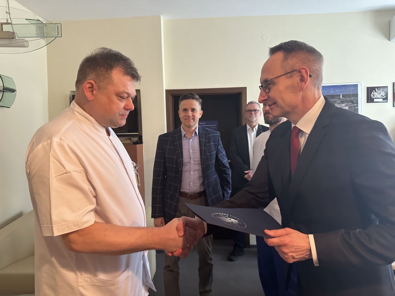 Ppłk. dr n. med. Arkadiusz Zegadło nowy kierownik Zakładu Diagnostyki Laboratoryjnej odbiera gratulacje od Dyrektora WIM