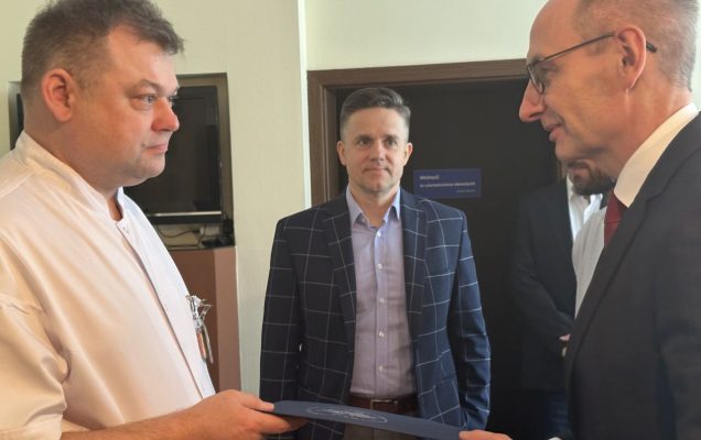 Ppłk. dr n. med. Arkadiusz Zegadło nowy kierownik Zakładu Diagnostyki Laboratoryjnej odbiera gratulacje od Dyrektora WIM