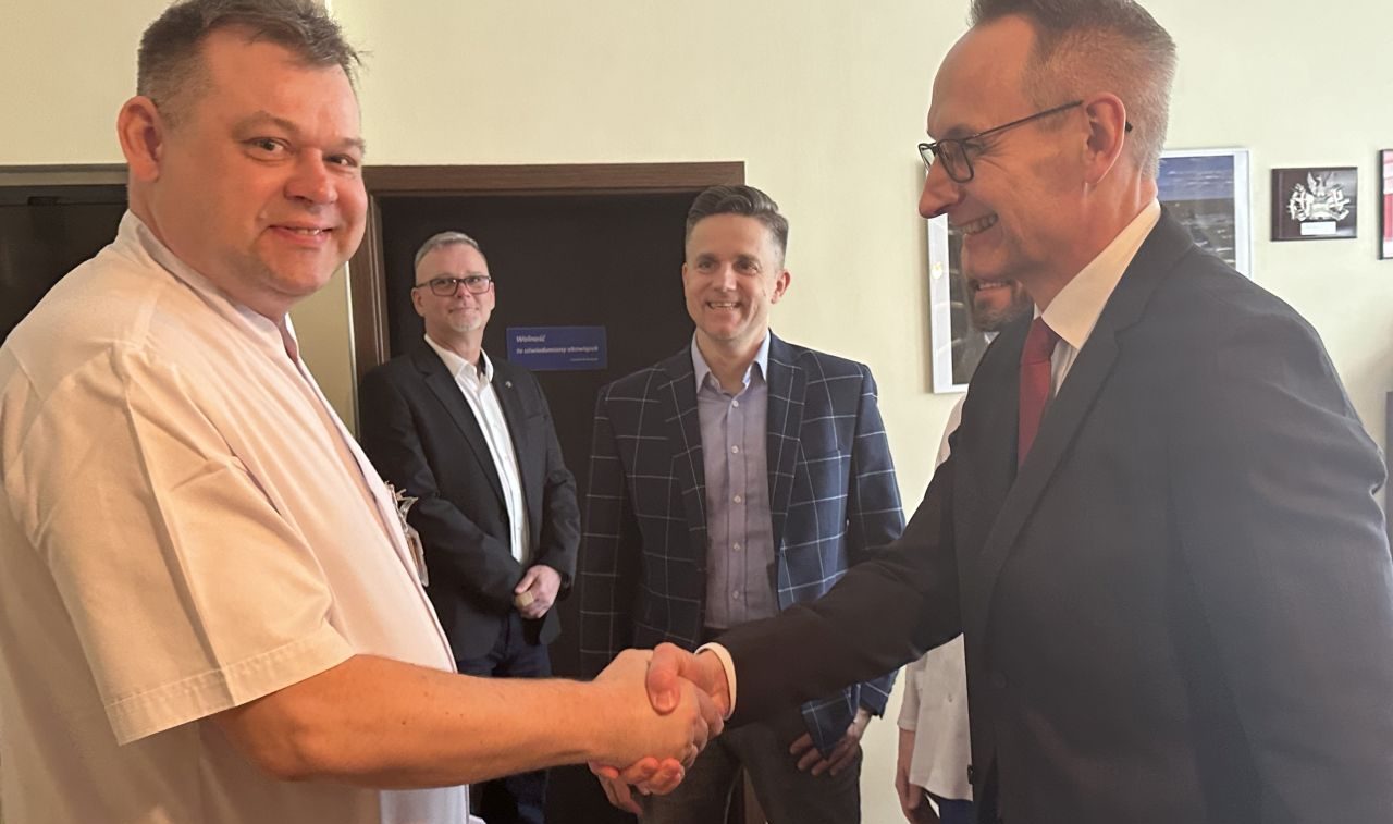 Ppłk. dr n. med. Arkadiusz Zegadło nowy kierownik Zakładu Diagnostyki Laboratoryjnej odbiera gratulacje od Dyrektora WIM