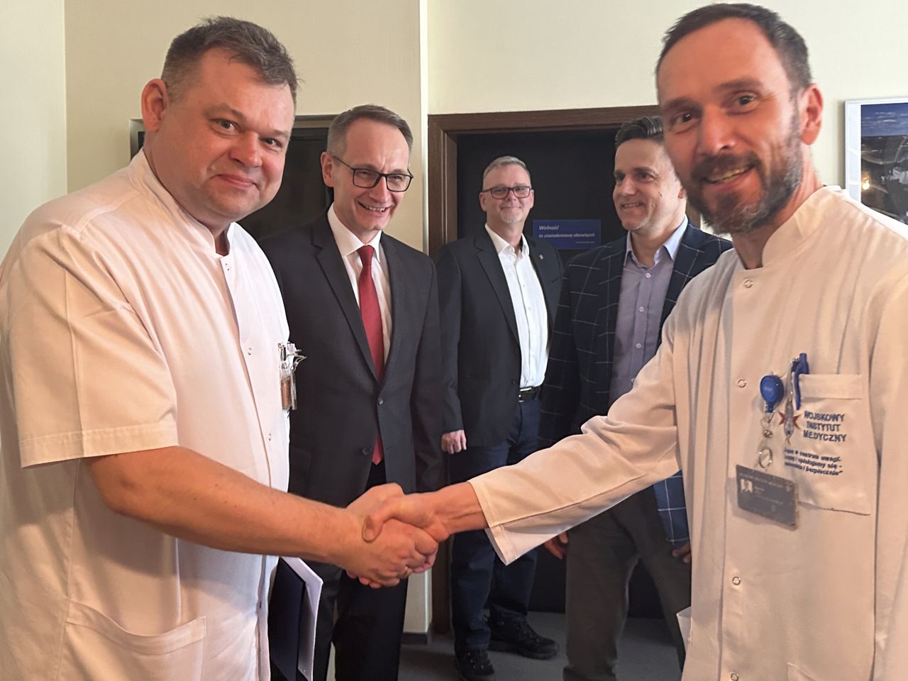 Ppłk. dr n. med. Arkadiusz Zegadło nowy kierownik Zakładu Diagnostyki Laboratoryjnej odbiera gratulacje od Komendanta WIM