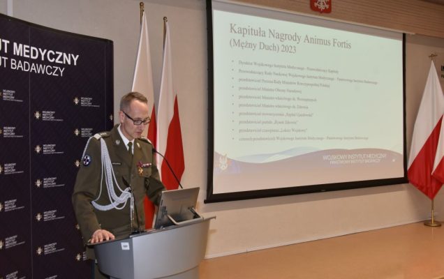 Uroczystość wręczenia nagrody Animus Fortis 2023 w Wojskowym Instytucie Medycznym. Dyrektor WIM-PIB Grzegorz Gielerak