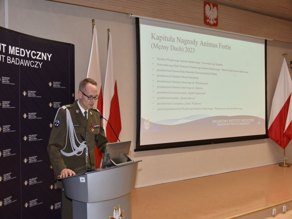 Uroczystość wręczenia nagrody Animus Fortis 2023 w Wojskowym Instytucie Medycznym. Dyrektor WIM-PIB Grzegorz Gielerak