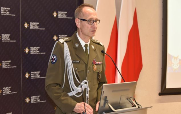 Uroczystość wręczenia nagrody Animus Fortis 2023 w Wojskowym Instytucie Medycznym. Dyrektor WIM-PIB Grzegorz Gielerak