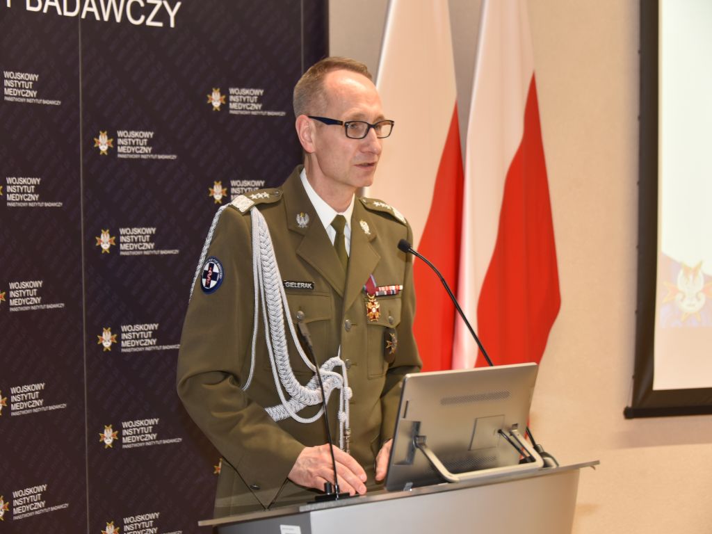 Uroczystość wręczenia nagrody Animus Fortis 2023 w Wojskowym Instytucie Medycznym. Dyrektor WIM-PIB Grzegorz Gielerak