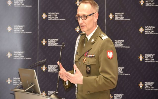 Uroczystość wręczenia nagrody Animus Fortis 2023 w Wojskowym Instytucie Medycznym. Dyrektor WIM-PIB Grzegorz Gielerak