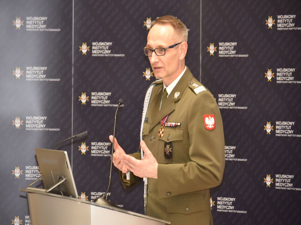 Uroczystość wręczenia nagrody Animus Fortis 2023 w Wojskowym Instytucie Medycznym. Dyrektor WIM-PIB Grzegorz Gielerak