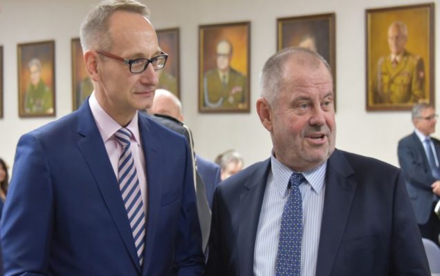 Uroczyste otwarcie Pracowni Anatomii w Wojskowym Instytucie Medycznym. Grzegorz Gielerak rozmawia z uczestnikiem otwarcia.