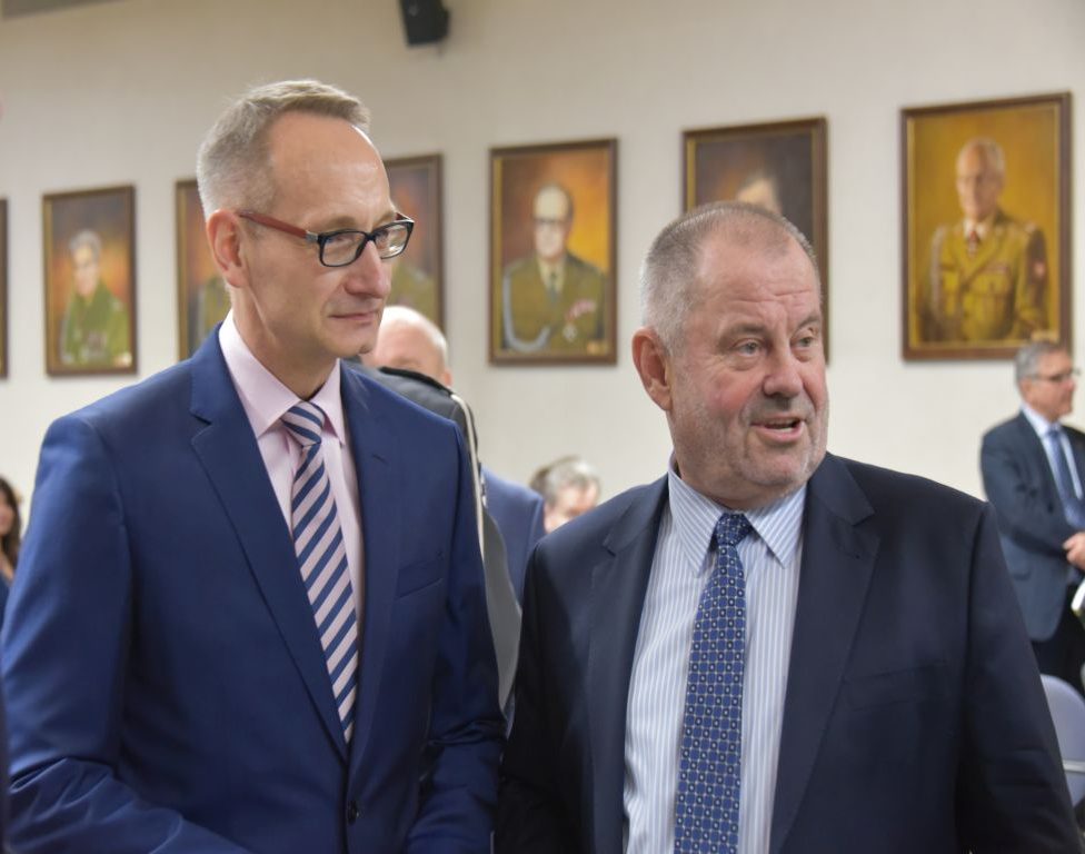 Uroczyste otwarcie Pracowni Anatomii w Wojskowym Instytucie Medycznym. Grzegorz Gielerak rozmawia z uczestnikiem otwarcia.