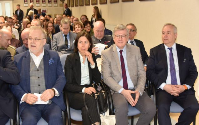 Uroczyste otwarcie Pracowni Anatomii w Wojskowym Instytucie Medycznym. Goście słuchają wykładu.