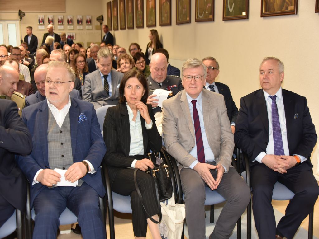 Uroczyste otwarcie Pracowni Anatomii w Wojskowym Instytucie Medycznym. Goście słuchają wykładu.