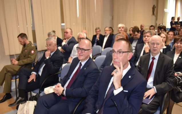 Uroczyste otwarcie Pracowni Anatomii w Wojskowym Instytucie Medycznym. Goście zainteresowani wykładem.