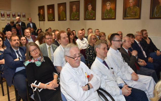 Uroczyste otwarcie Pracowni Anatomii w Wojskowym Instytucie Medycznym. Goście słuchają wykładu, z przodu lekarze.