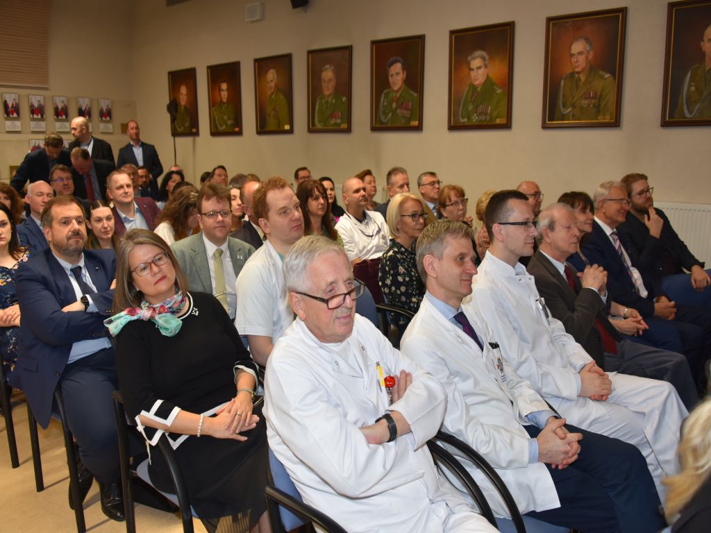 Uroczyste otwarcie Pracowni Anatomii w Wojskowym Instytucie Medycznym. Goście słuchają wykładu, z przodu lekarze.