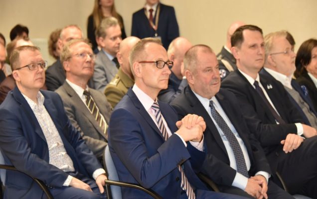 Uroczyste otwarcie Pracowni Anatomii w Wojskowym Instytucie Medycznym. Goście słuchający wykładu, Grzegorz Gielerak na pierwszym planie.