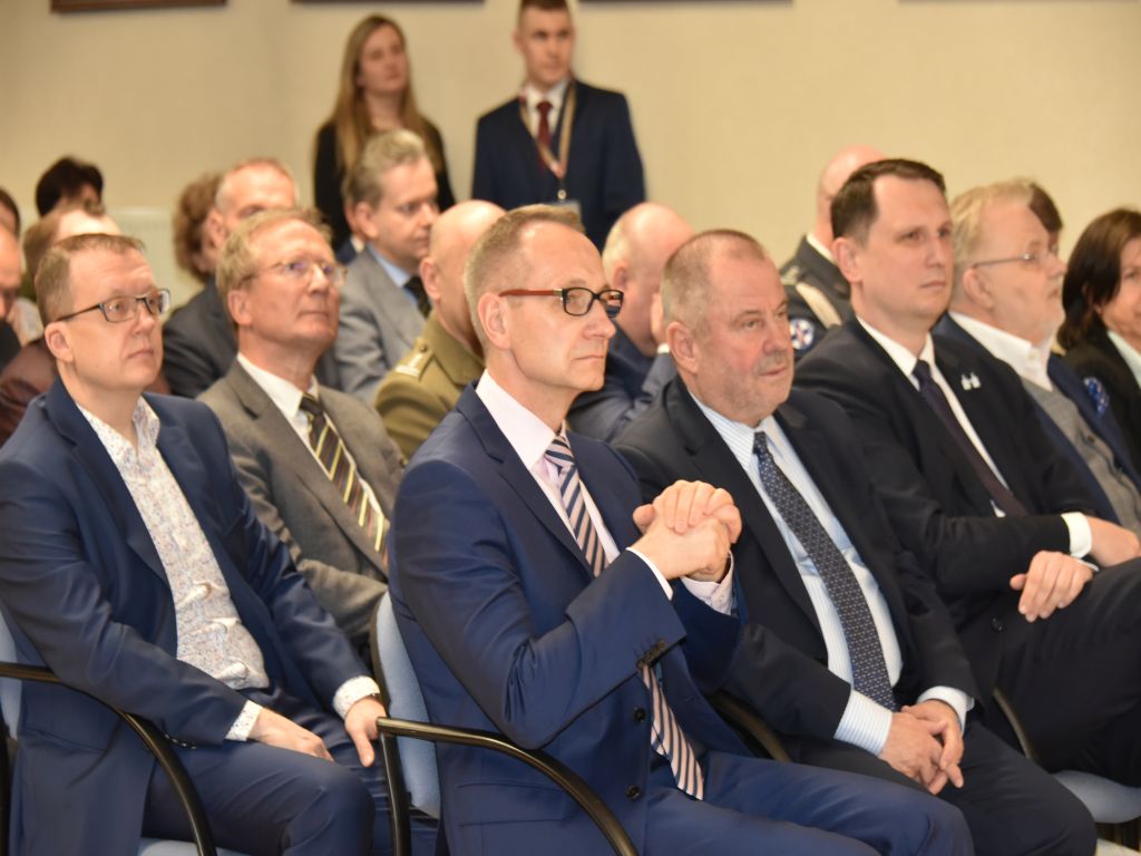 Uroczyste otwarcie Pracowni Anatomii w Wojskowym Instytucie Medycznym. Goście słuchający wykładu, Grzegorz Gielerak na pierwszym planie.