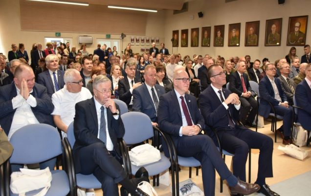 Uroczyste otwarcie Pracowni Anatomii w Wojskowym Instytucie Medycznym. Goście zaciekawieni wykładem.