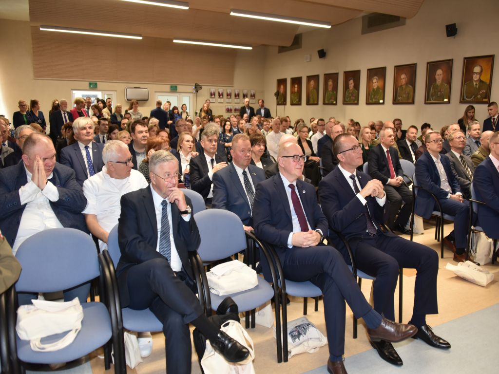 Uroczyste otwarcie Pracowni Anatomii w Wojskowym Instytucie Medycznym. Goście zaciekawieni wykładem.