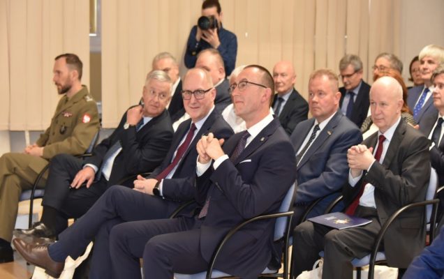 Uroczyste otwarcie Pracowni Anatomii w Wojskowym Instytucie Medycznym. Goście czekają na kulminacyjny moment.