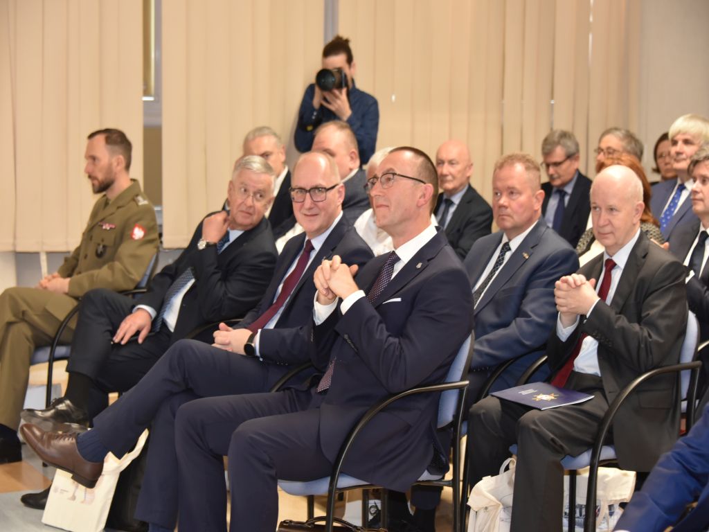 Uroczyste otwarcie Pracowni Anatomii w Wojskowym Instytucie Medycznym. Goście czekają na kulminacyjny moment.