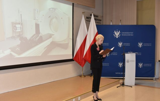 Uroczyste otwarcie Pracowni Anatomii w Wojskowym Instytucie Medycznym. Prelegentka opowiada o nowej pracowni, za nią slajd ze sprzętem medycznym.