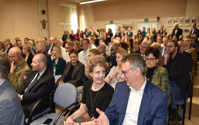 Uroczyste otwarcie Pracowni Anatomii w Wojskowym Instytucie Medycznym. Uczestnicy słuchają wykładu.