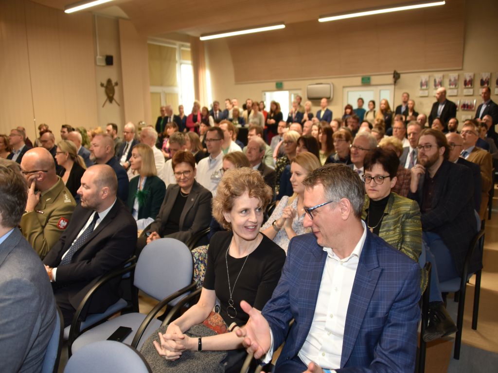 Uroczyste otwarcie Pracowni Anatomii w Wojskowym Instytucie Medycznym. Uczestnicy słuchają wykładu.