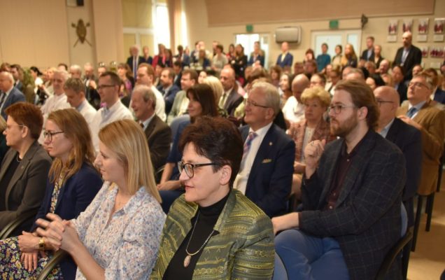 Uroczyste otwarcie Pracowni Anatomii w Wojskowym Instytucie Medycznym. Uczestnicy zaciekawieni wykładem.