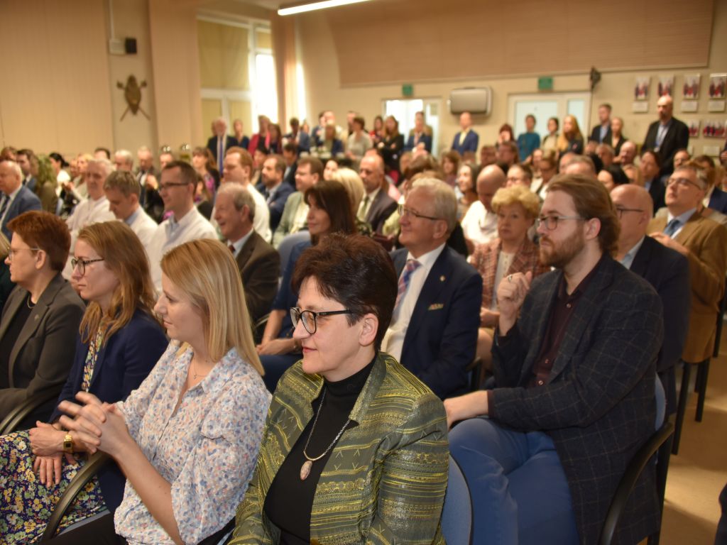 Uroczyste otwarcie Pracowni Anatomii w Wojskowym Instytucie Medycznym. Uczestnicy zaciekawieni wykładem.