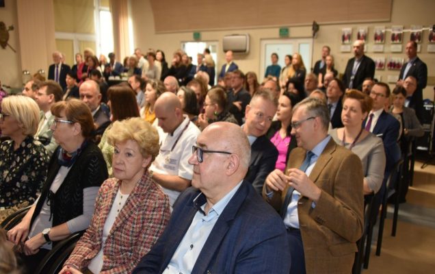 Uroczyste otwarcie Pracowni Anatomii w Wojskowym Instytucie Medycznym. Ujęcie an obserwujących wydarzenie.