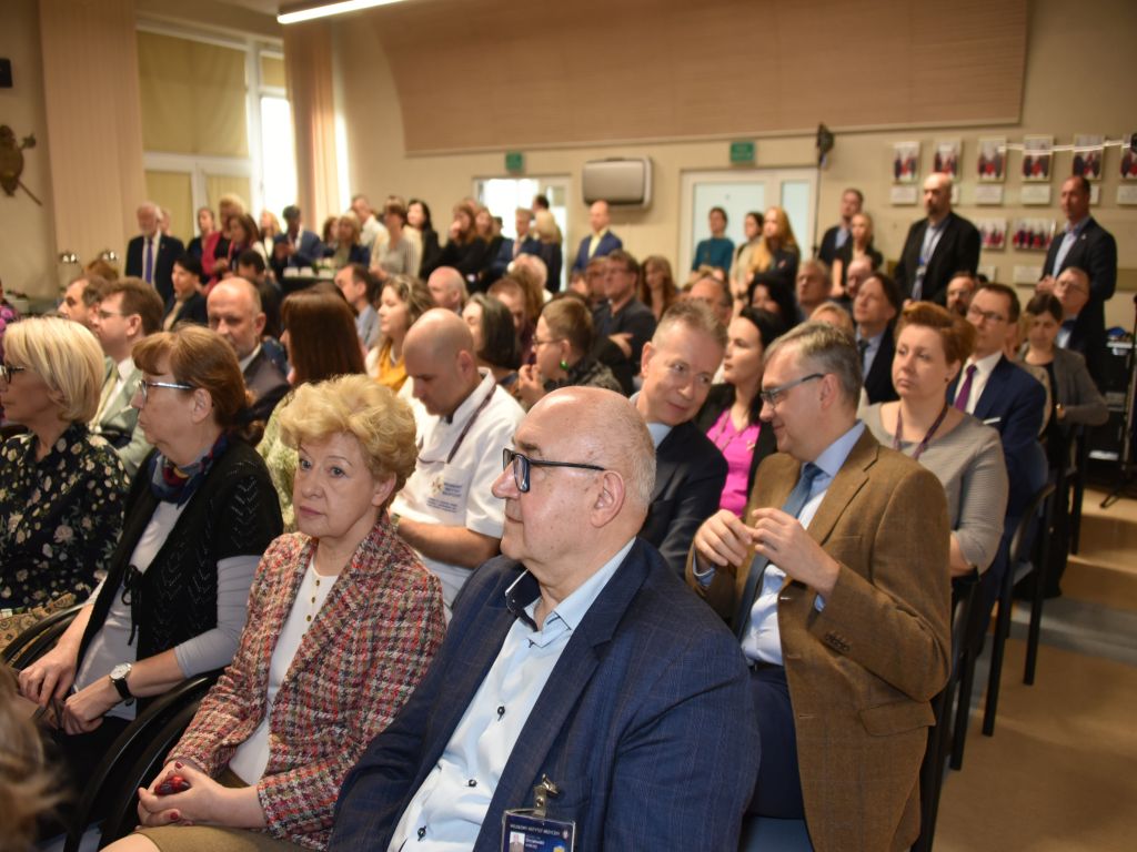 Uroczyste otwarcie Pracowni Anatomii w Wojskowym Instytucie Medycznym. Ujęcie an obserwujących wydarzenie.