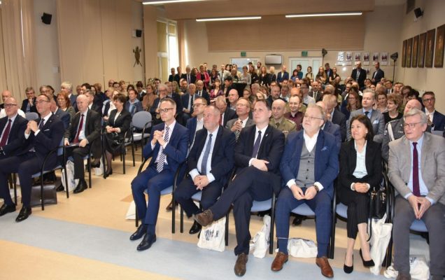 Uroczyste otwarcie Pracowni Anatomii w Wojskowym Instytucie Medycznym. Uczestnicy słuchający wykładu podczas wydarzenia.