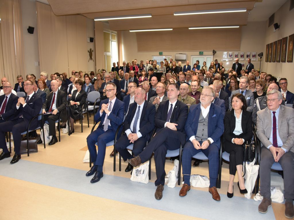 Uroczyste otwarcie Pracowni Anatomii w Wojskowym Instytucie Medycznym. Uczestnicy słuchający wykładu podczas wydarzenia.