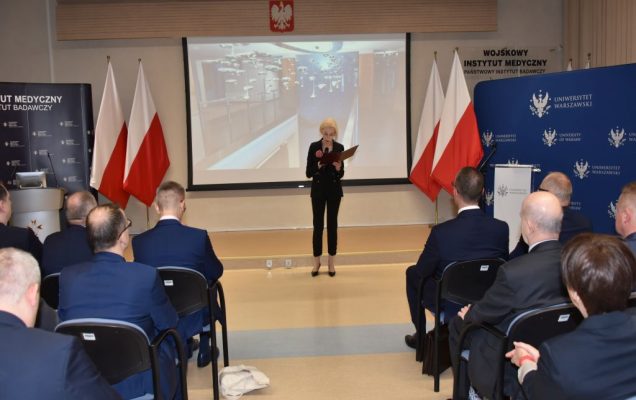 Uroczyste otwarcie Pracowni Anatomii w Wojskowym Instytucie Medycznym. Prowadząca wydarzenie opowiada o nowej pracowni.