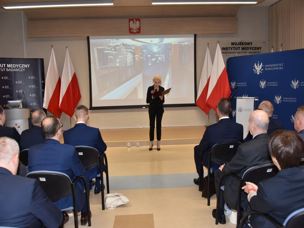 Uroczyste otwarcie Pracowni Anatomii w Wojskowym Instytucie Medycznym. Prowadząca wydarzenie opowiada o nowej pracowni.