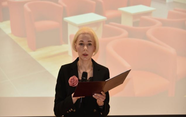 Uroczyste otwarcie Pracowni Anatomii w Wojskowym Instytucie Medycznym. Prelegentka z mikrofonem w ręce.
