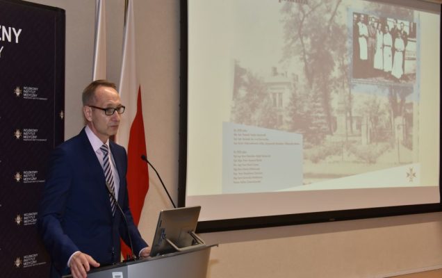 Uroczyste otwarcie Pracowni Anatomii w Wojskowym Instytucie Medycznym. Dyrektor WIM przy mównicy.