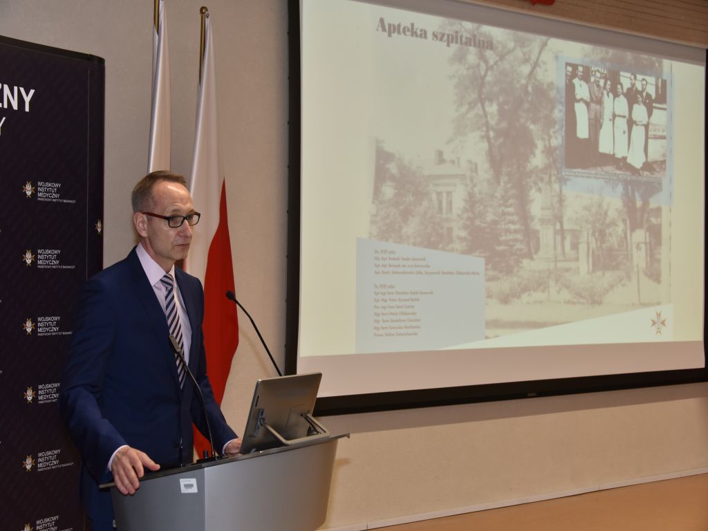 Uroczyste otwarcie Pracowni Anatomii w Wojskowym Instytucie Medycznym. Dyrektor WIM przy mównicy.