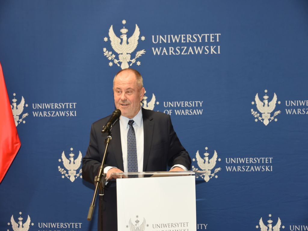 Uroczyste otwarcie Pracowni Anatomii w Wojskowym Instytucie Medycznym. Prelegent przy mównicy.