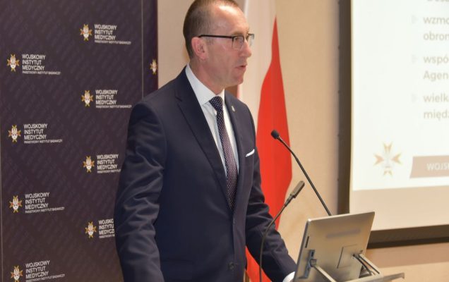 Uroczyste otwarcie Pracowni Anatomii w Wojskowym Instytucie Medycznym. Prelegent przemawia.