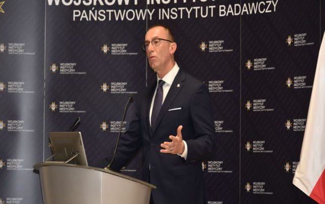 Uroczyste otwarcie Pracowni Anatomii w Wojskowym Instytucie Medycznym. Prelegent przemawia przy mównicy.