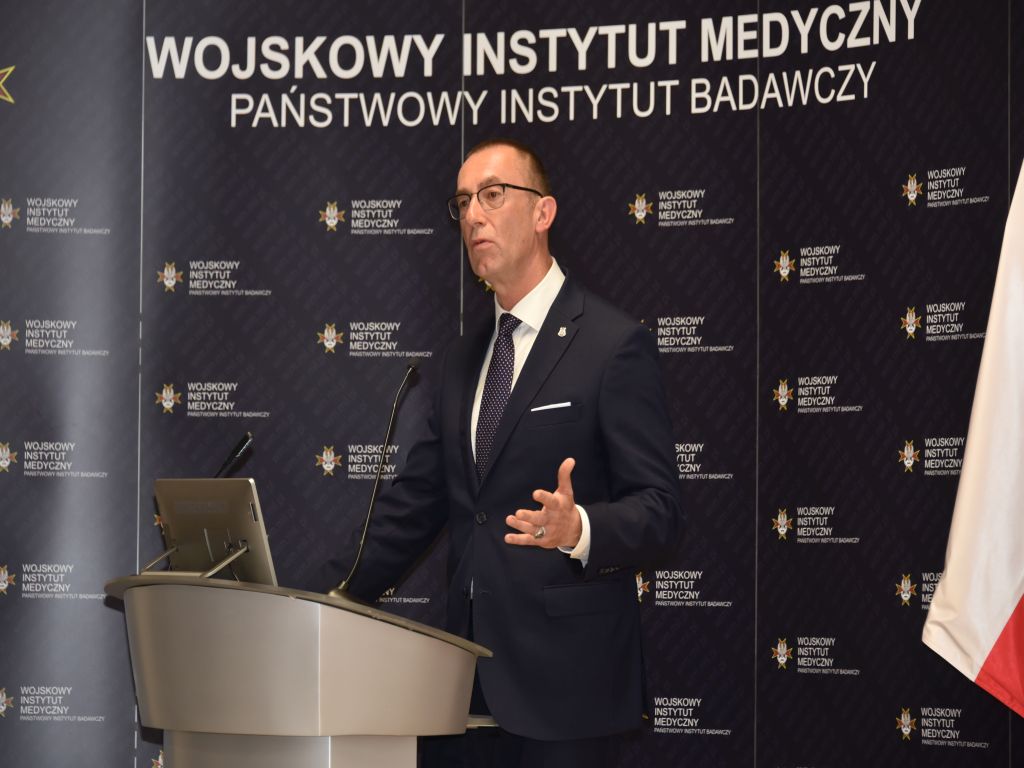 Uroczyste otwarcie Pracowni Anatomii w Wojskowym Instytucie Medycznym. Prelegent przemawia przy mównicy.