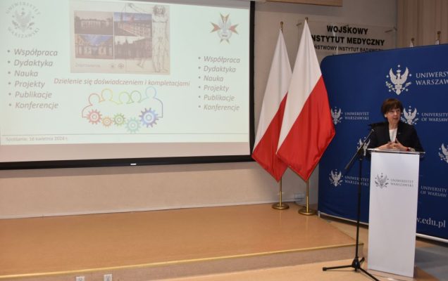 Uroczyste otwarcie Pracowni Anatomii w Wojskowym Instytucie Medycznym. Slajd prezentacji o współpracy Uniwersytetu Warszawskiego i Wojskowego Instytutu Medycznego.