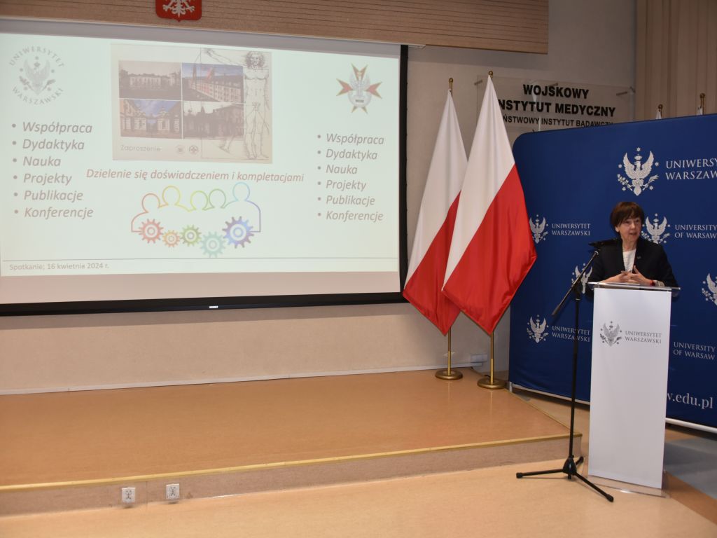 Uroczyste otwarcie Pracowni Anatomii w Wojskowym Instytucie Medycznym. Slajd prezentacji o współpracy Uniwersytetu Warszawskiego i Wojskowego Instytutu Medycznego.