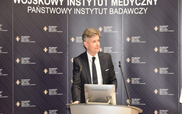 Uroczyste otwarcie Pracowni Anatomii w Wojskowym Instytucie Medycznym. Prelegent przy mównicy.