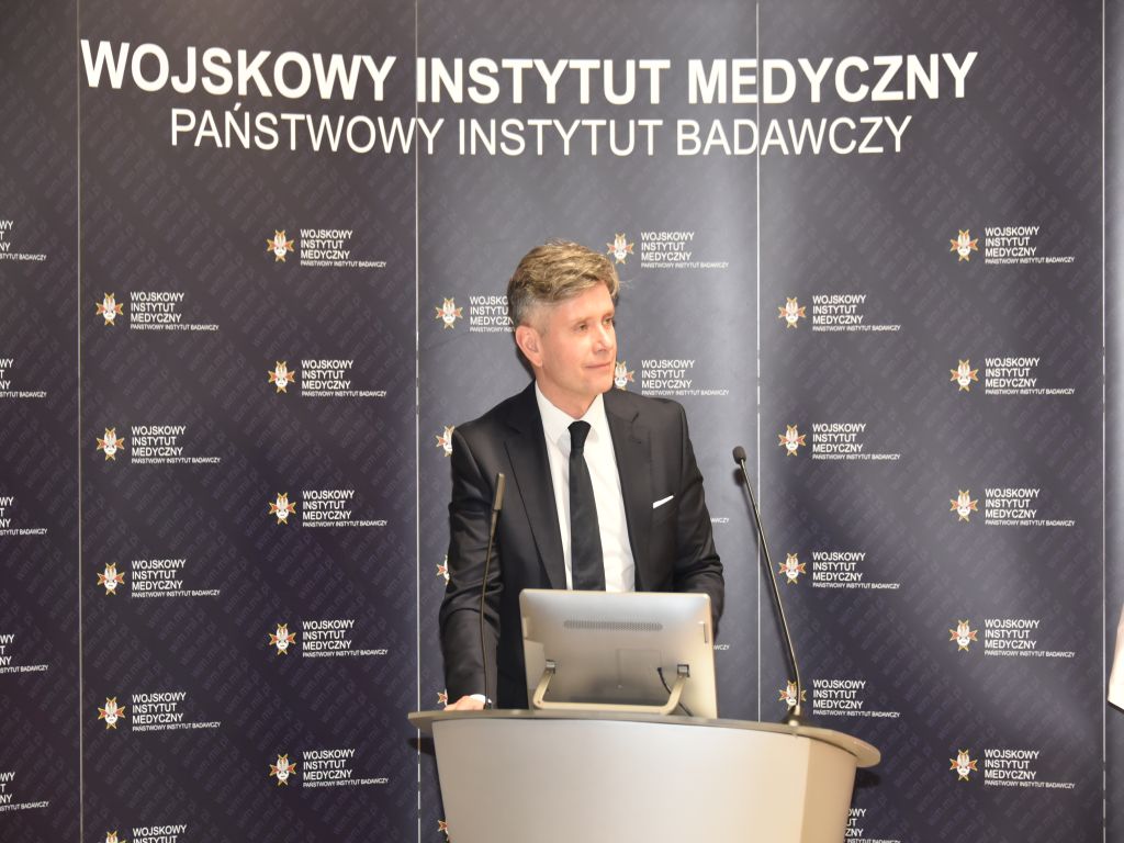 Uroczyste otwarcie Pracowni Anatomii w Wojskowym Instytucie Medycznym. Prelegent przy mównicy.