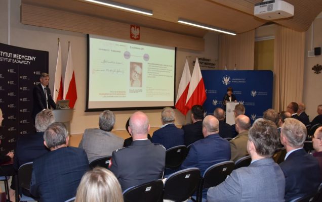 Uroczyste otwarcie Pracowni Anatomii w Wojskowym Instytucie Medycznym. Sala pełna gości słuchających wykładu.